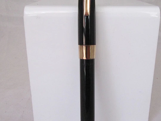 Sheaffer Imperial IV.  Plástico negro y metal dorado. Aerométrica. 1970