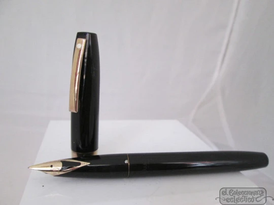 Sheaffer Imperial IV.  Plástico negro y metal dorado. Aerométrica. 1970