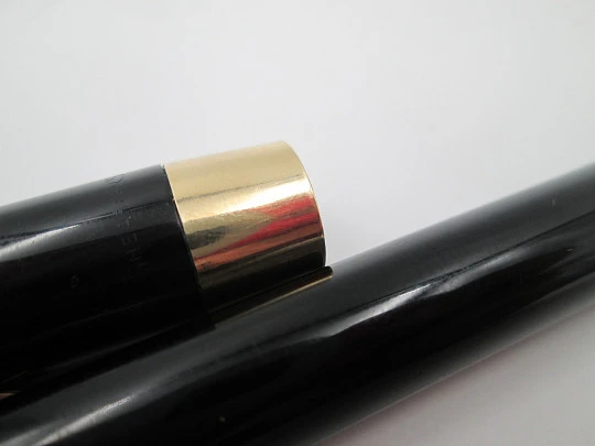 Sheaffer Imperial IV. Plástico negro y metal dorado. Carga touchdown. 1960