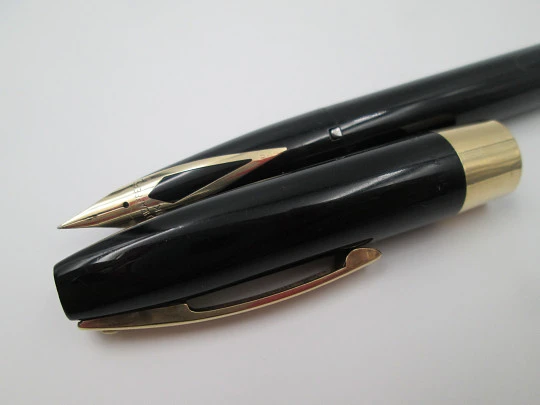 Sheaffer Imperial IV. Plástico negro y metal dorado. Carga touchdown. 1960