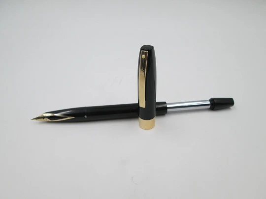 Sheaffer Imperial IV. Plástico negro y metal dorado. Carga touchdown. 1960