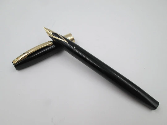 Sheaffer Imperial IV. Plástico negro y metal dorado. Carga touchdown. 1960