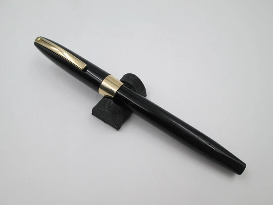 Sheaffer Imperial IV. Plástico negro y metal dorado. Carga touchdown. 1960