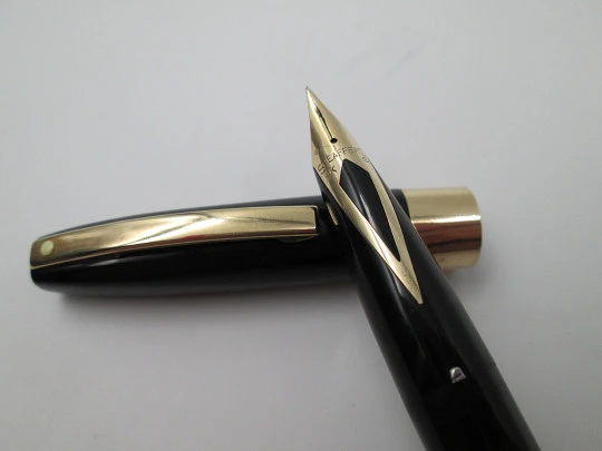 Sheaffer Imperial IV. Plástico negro y metal dorado. Carga touchdown. 1960