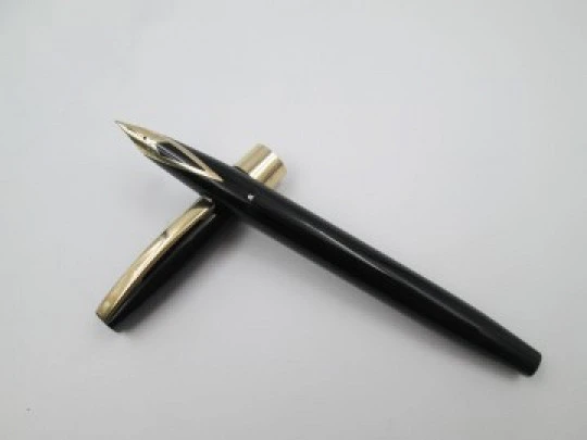 Sheaffer Imperial IV. Plástico negro y metal dorado. Carga touchdown. 1960