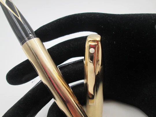 Sheaffer Imperial Triumph fountain pen. Gold electroplated. Linear pattern. USA. 1970's