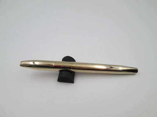 Sheaffer Imperial Triumph fountain pen. Gold electroplated. Linear pattern. USA. 1970's