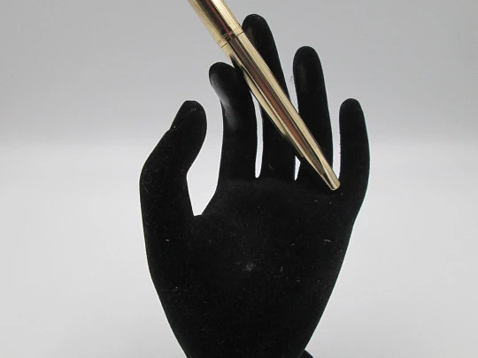 Sheaffer Imperial Triumph fountain pen. Gold electroplated. Linear pattern. USA. 1970's
