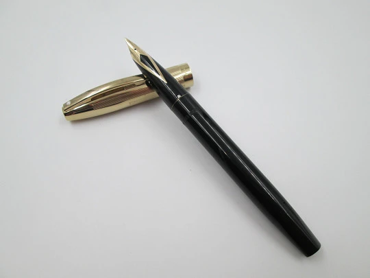 Sheaffer Imperial VIII. Plástico negro y capuchón bañado oro. Touchdown. 1960