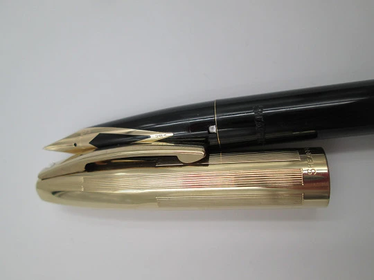 Sheaffer Imperial VIII. Plástico negro y capuchón bañado oro. Touchdown. 1960