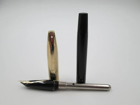 Sheaffer Imperial VIII. Plástico negro y capuchón bañado oro. Touchdown. 1960