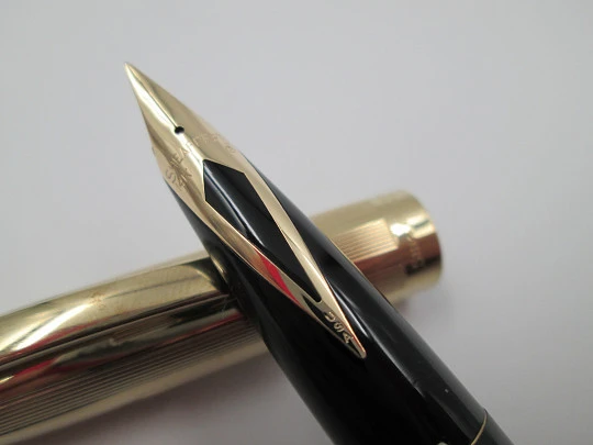 Sheaffer Imperial VIII. Plástico negro y capuchón bañado oro. Touchdown. 1960