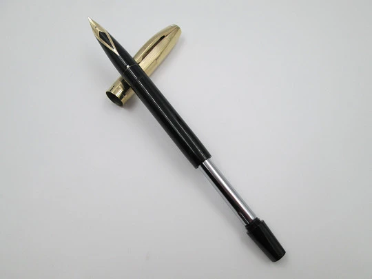 Sheaffer Imperial VIII. Plástico negro y capuchón bañado oro. Touchdown. 1960