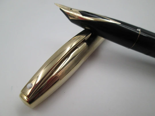 Sheaffer Imperial VIII. Plástico negro y capuchón bañado oro. Touchdown. 1960