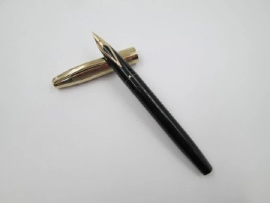 Sheaffer Imperial VIII. Plástico negro y capuchón bañado oro. Touchdown. 1960