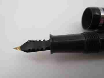 Sheaffer Junior fountain pen. Black plastic & silver plated. 14k gold nib. 1940's