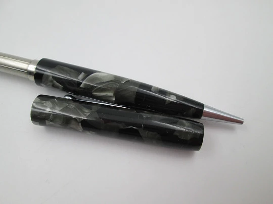 Sheaffer Junior. Marble celluloid and nickel plated trims. Twist system. Ball clip. 1930's