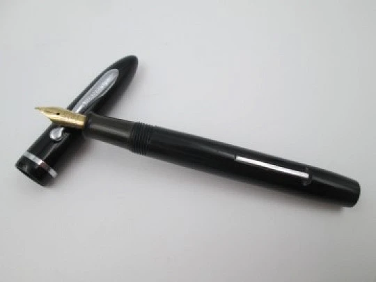 Sheaffer Junior. Plástico negro y detalles plateados. Plumín oro 14k. 1940. USA