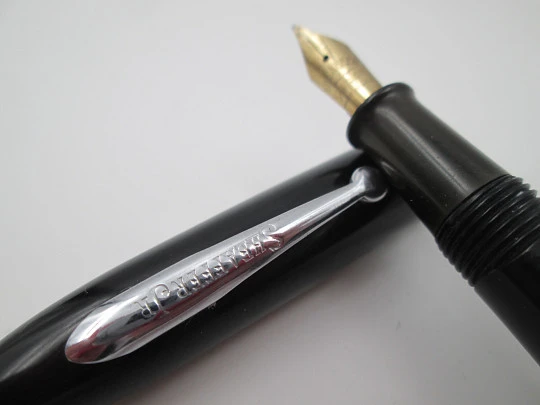 Sheaffer Junior. Plástico negro y detalles plateados. Plumín oro 14k. 1940. USA