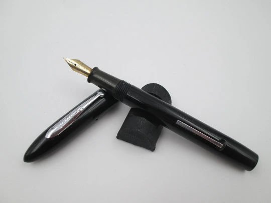 Sheaffer Junior. Plástico negro y detalles plateados. Plumín oro 14k. 1940. USA