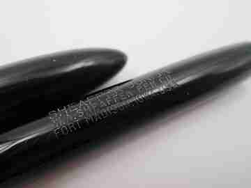 Sheaffer Junior. Plástico negro y detalles plateados. Plumín oro 14k. 1940. USA