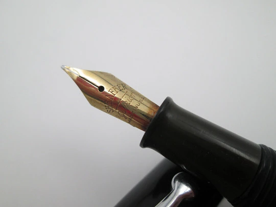 Sheaffer Junior. Plástico negro y detalles plateados. Plumín oro 14k. 1940. USA