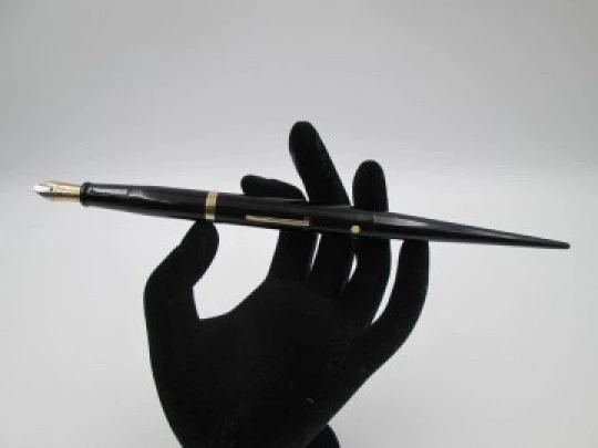 Sheaffer Lifetime 800 desk fountain pen. Black plastic & gold plated. 1940's