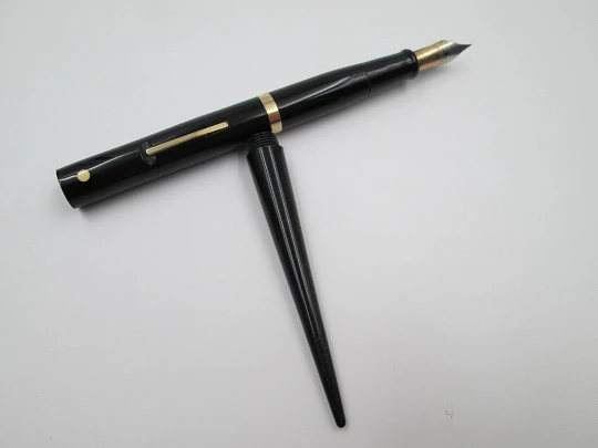 Sheaffer Lifetime 800 desk fountain pen. Black plastic & gold plated. 1940's