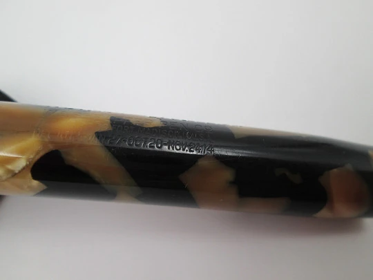 Sheaffer Lifetime Flat Top. Black and pearl celluloid. Lever filler. 14k nib. USA. 1930's