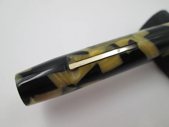 Sheaffer Lifetime Flat Top. Black and pearl celluloid. Lever filler. 14k nib. USA. 1930's