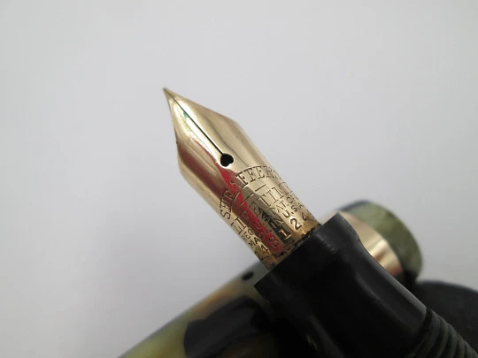 Sheaffer Lifetime Flat Top. Black and pearl celluloid. Lever filler. 14k nib. USA. 1930's