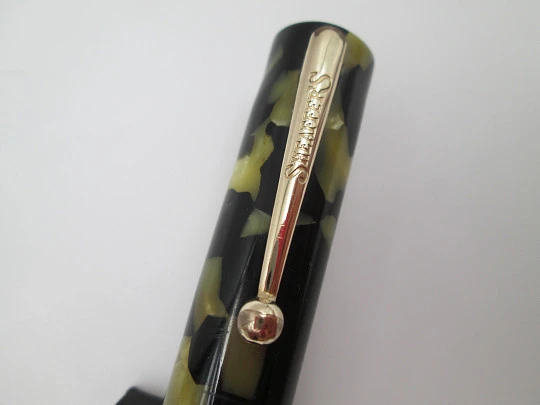 Sheaffer Lifetime Flat Top. Black and pearl celluloid. Lever filler. 14k nib. USA. 1930's