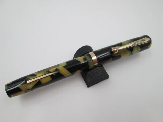 Sheaffer Lifetime Flat Top. Black and pearl celluloid. Lever filler. 14k nib. USA. 1930's