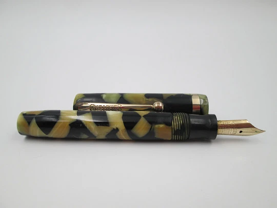 Sheaffer Lifetime Flat Top. Black and pearl celluloid. Lever filler. 14k nib. USA. 1930's