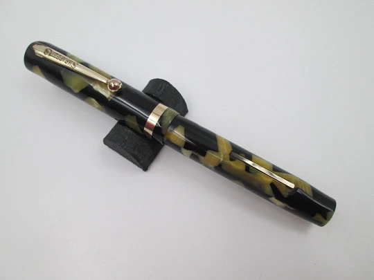 Sheaffer Lifetime Flat Top. Black and pearl celluloid. Lever filler. 14k nib. USA. 1930's