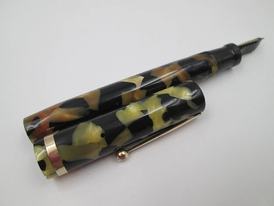 Sheaffer Lifetime Flat Top. Black and pearl celluloid. Lever filler. 14k nib. USA. 1930's