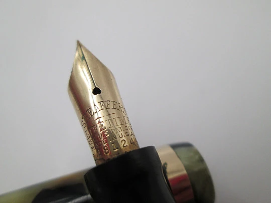 Sheaffer Lifetime Flat Top. Black and pearl celluloid. Lever filler. 14k nib. USA. 1930's