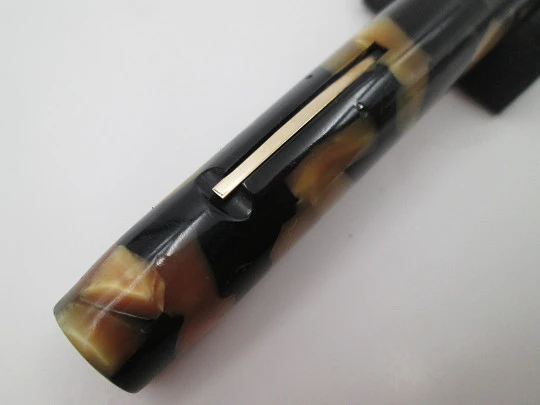 Sheaffer Lifetime Flat Top. Black and pearl celluloid. Lever filler. 14k nib. USA. 1930's