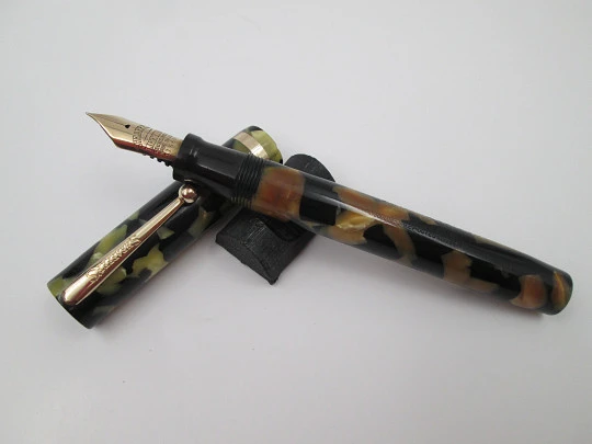 Sheaffer Lifetime Flat Top. Black and pearl celluloid. Lever filler. 14k nib. USA. 1930's