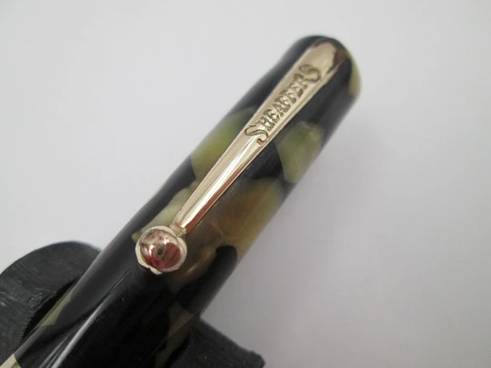 Sheaffer Lifetime Flat Top. Black and pearl celluloid. Lever filler. 14k nib. USA. 1930's