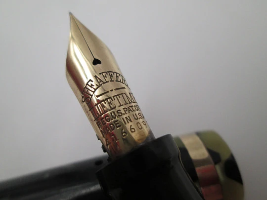 Sheaffer Lifetime Flat Top. Black and pearl celluloid. Lever filler. 14k nib. USA. 1930's