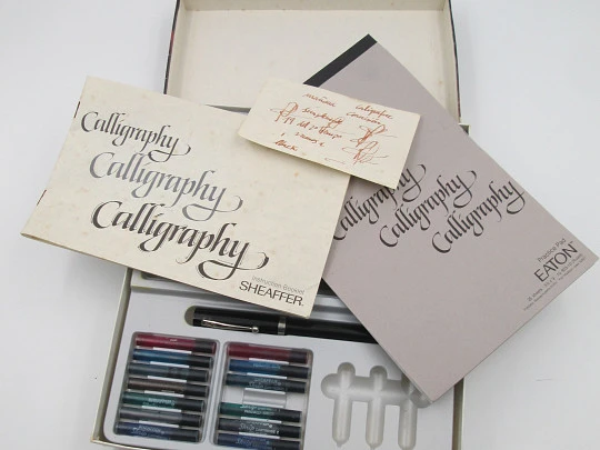 Sheaffer No Nonsense Calligraphy set. Plástico negro y metal plateado. 1980. Estuche. EEUU