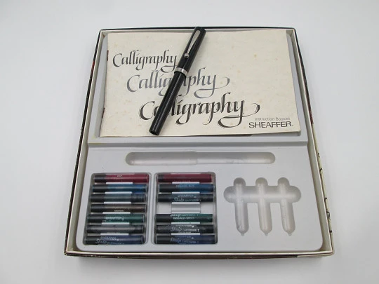 Sheaffer No Nonsense Calligraphy set. Plástico negro y metal plateado. 1980. Estuche. EEUU