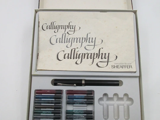 Sheaffer No Nonsense Calligraphy set. Plástico negro y metal plateado. 1980. Estuche. EEUU