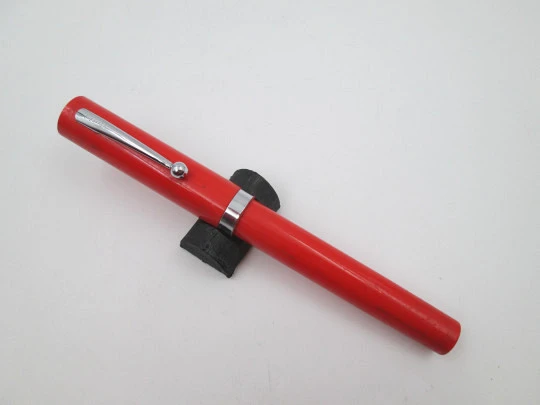 Sheaffer No Nonsense fountain pen. Red plastic. Stainless steel nib. 1980's. USA Sheaffer No Nonsense fountain pen. Red plastic. Stainless steel nib. 1980's. USA