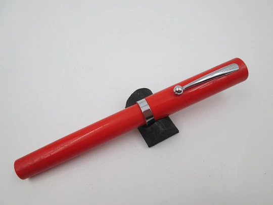 Sheaffer No Nonsense fountain pen. Red plastic. Stainless steel nib. 1980's. USA