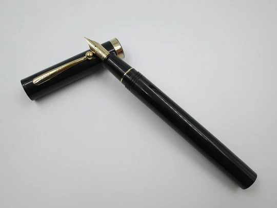 Sheaffer No Nonsense Vintage. Plástico negro y chapados oro. Años 90