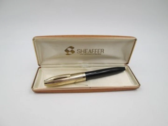 Sheaffer PFM V. Plástico negro y chapada oro. Snorkel. 1950. Plumín 14k. Caja. EEUU