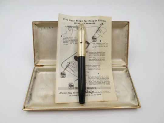 Sheaffer PFM V. Plástico negro y chapada oro. Snorkel. 1950. Plumín 14k. Caja. EEUU