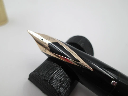 Sheaffer PFM V. Plástico negro y chapada oro. Snorkel. 1950. Plumín 14k. Caja. EEUU